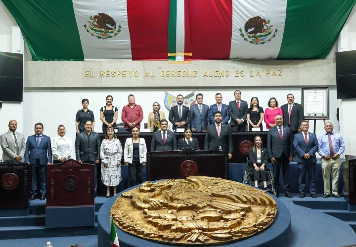 Galardonan a pintor y maestro Armando Peñafiel con la presea Pedro María Anaya