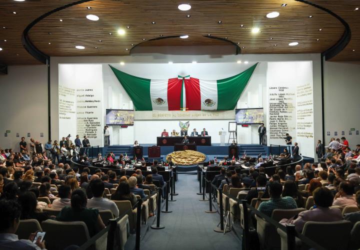 Galardonan a pintor y maestro Armando Peñafiel con la presea Pedro María Anaya