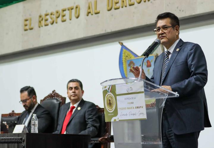 Galardonan a pintor y maestro Armando Peñafiel con la presea Pedro María Anaya