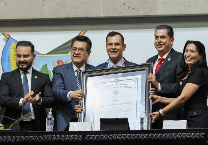 Galardonan a pintor y maestro Armando Peñafiel con la presea Pedro María Anaya