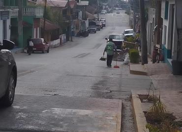Limpian las calles de la cabecera municipal