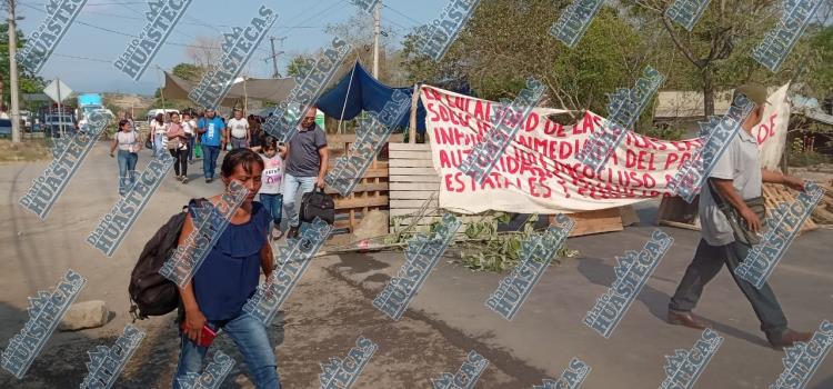 Permanece bloqueada la México - Tampico