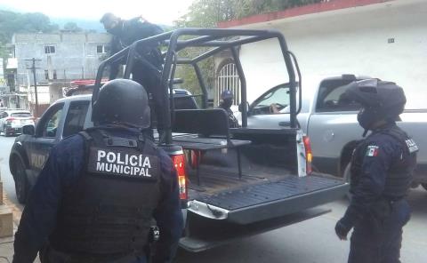 Choque entre una motocicleta y un coche deja daños materiales