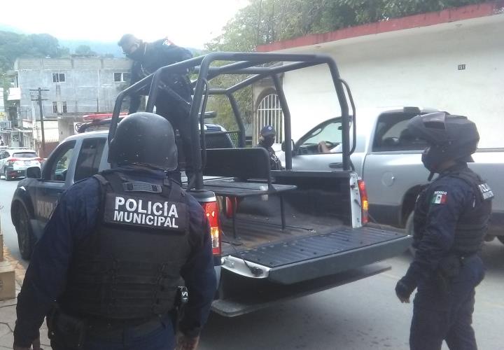 Choque entre una motocicleta y un coche deja daños materiales