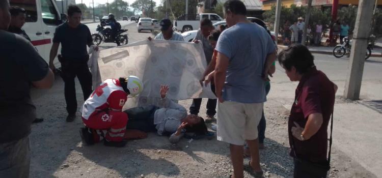 Mujer lesionada derrapó en moto