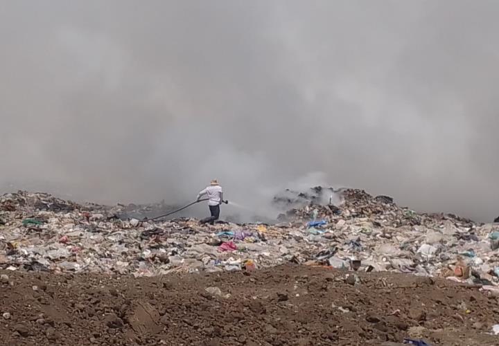 Continua incendio en basurero de La Providencia