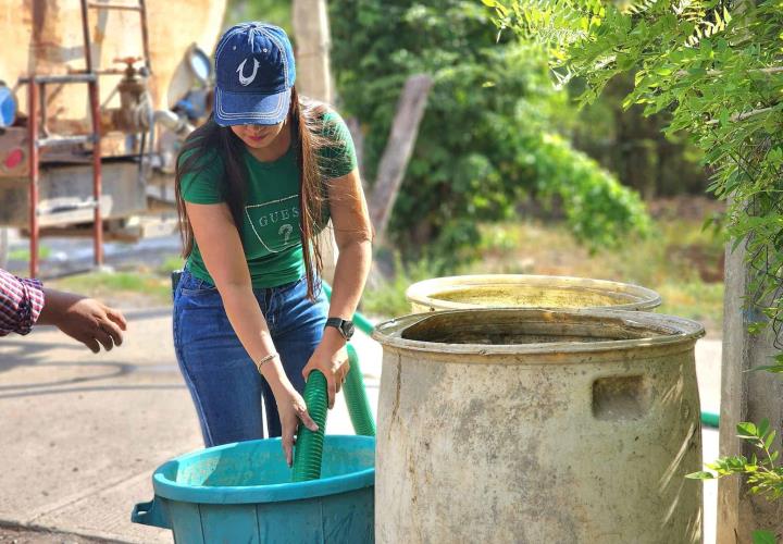 Distribuyen agua por los barrios y colonias