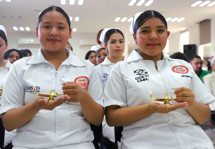 Egresan 18 estudiantes de Enfermería de la Casa de la Mujer Hidalguense