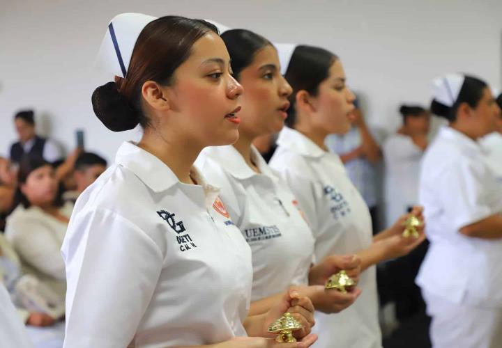 Egresan 18 estudiantes de Enfermería de la Casa de la Mujer Hidalguense