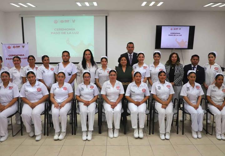 Egresan 18 estudiantes de Enfermería de la Casa de la Mujer Hidalguense