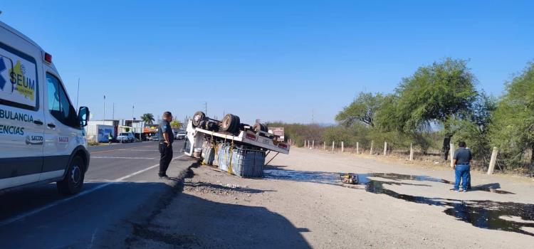 VOLCÓ CAMIÓN  EN LA “SÚPER”    