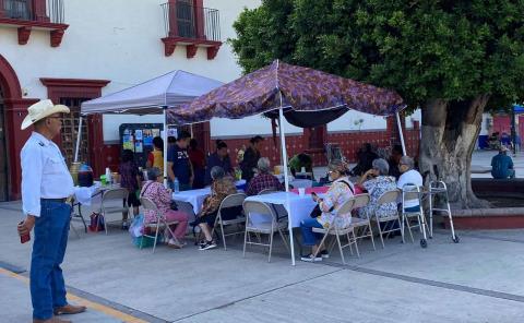 Feligreses realizan vendimia para capilla
