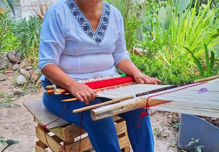 Artesana del Valle del Mezquital destaca en concurso nacional