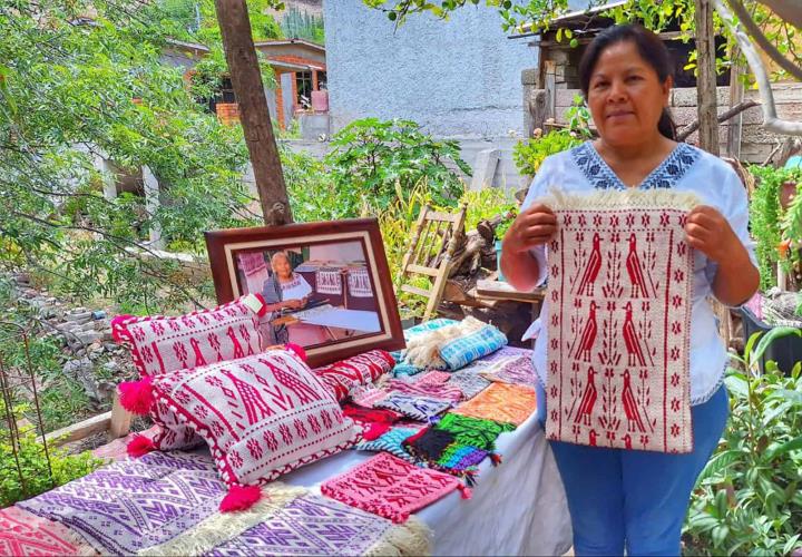 Artesana del Valle del Mezquital destaca en concurso nacional