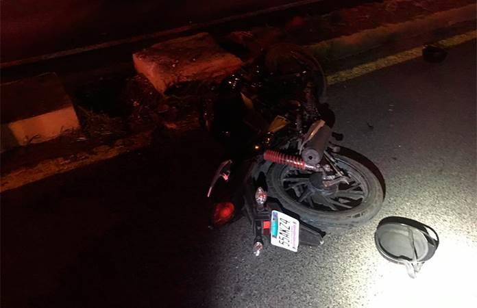 Jovencita cayó de motocicleta