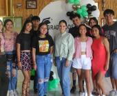 Festejo de graduación en escuela de Plazuela