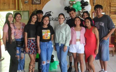 Festejo de graduación en escuela de Plazuela
