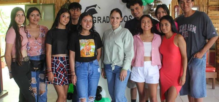 Festejo de graduación en escuela de Plazuela