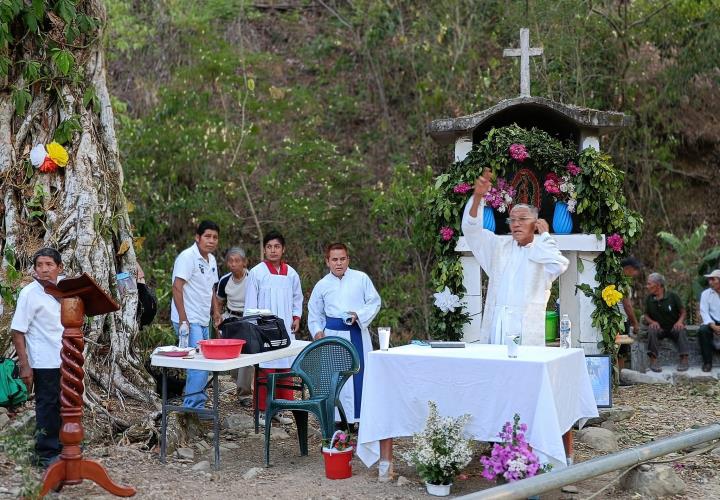 Realizan ritual y agradecimiento del agua