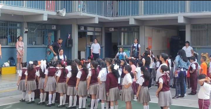 Alumnos afectados  por el intenso calor  