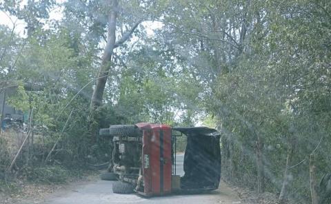 VOLCÓ UNA CAMIONETA