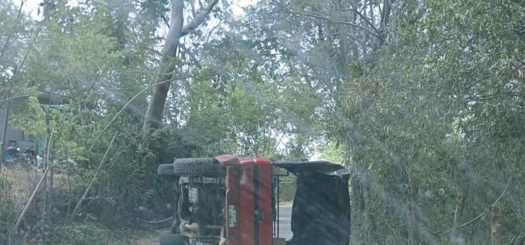 VOLCÓ UNA CAMIONETA