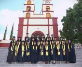 Alumnos felices por su graduación 