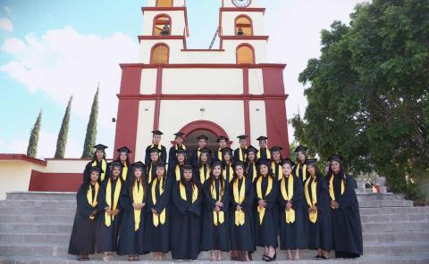 Alumnos felices por su graduación 
