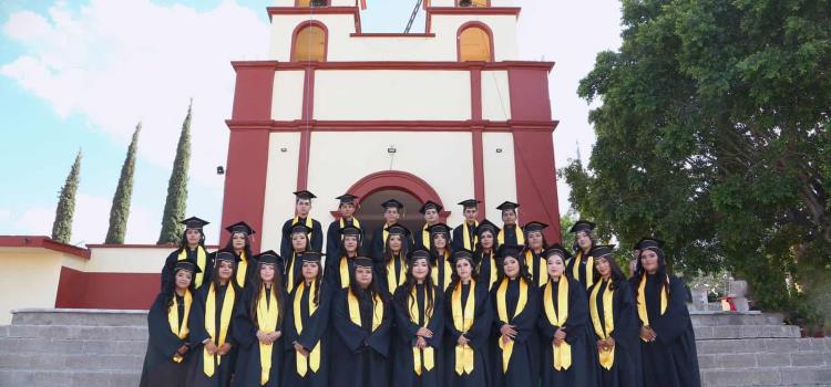 Alumnos felices por su graduación 