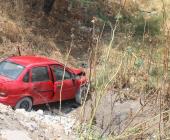 Auto cayó al barranco