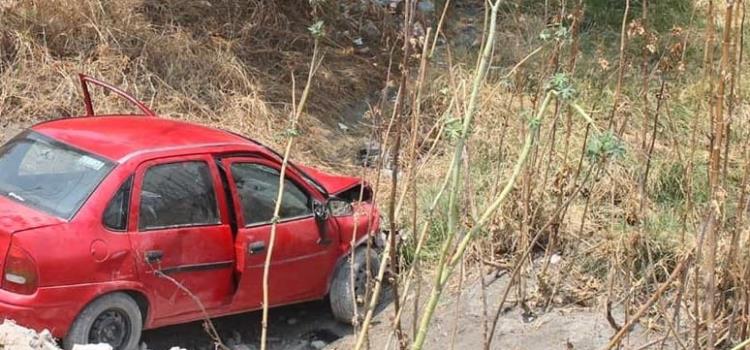 Auto cayó al barranco