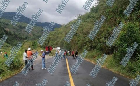 Ahora en la Sierra Bloquearon la carretera federal 
