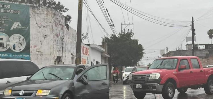 Chocaron vehículos en peligroso cruce