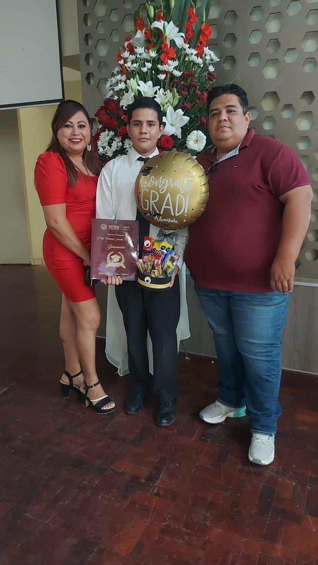 Feliz Omar Cabrera por su graduación 