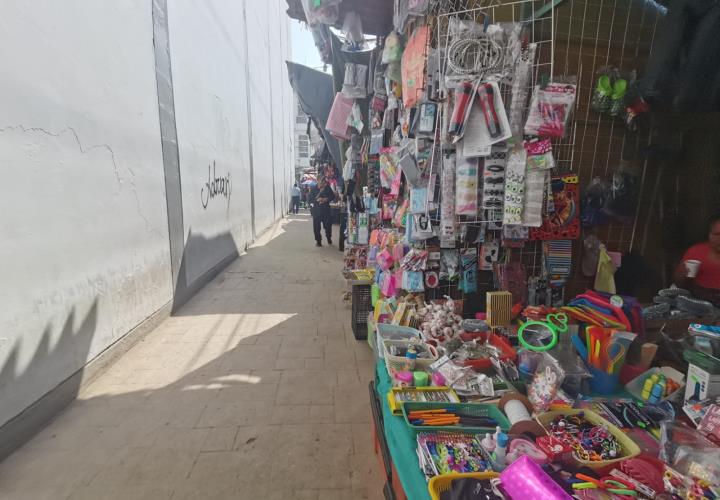 Exigen a Plazas y Mercados aplicar reglamento ante invasión de calles