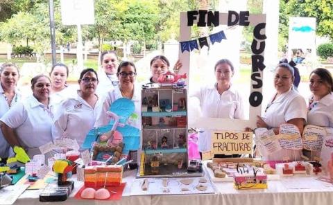 Mujeres felices por fin de curso 
