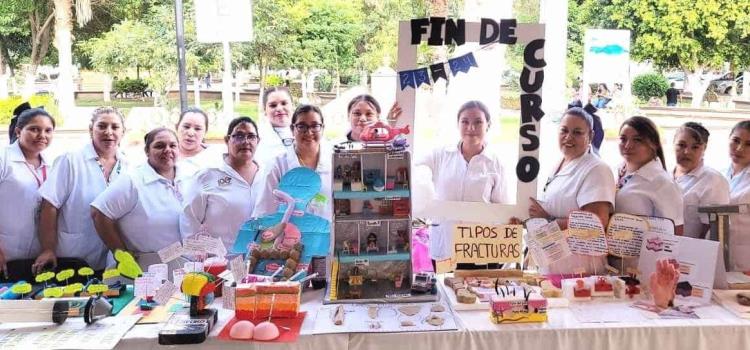 Mujeres felices por fin de curso 