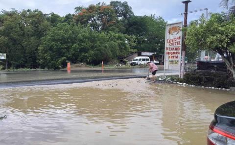 Se inundaron negocios por lluvias