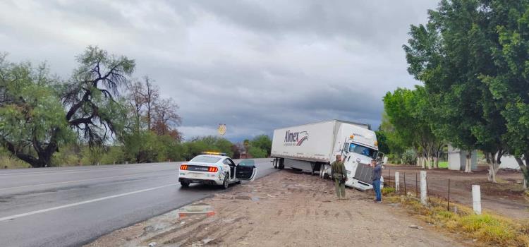 TRÁILER A PUNTO DE  VOLCAR EN LA “SÚPER”