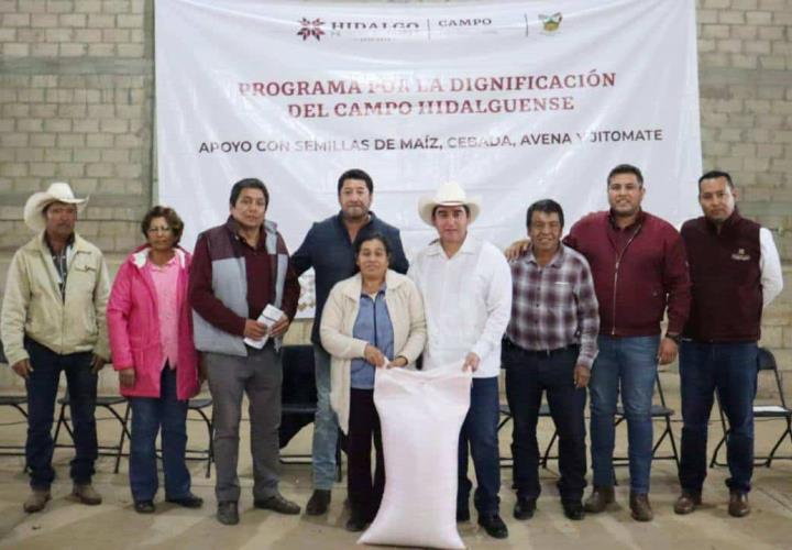 Entrega SADERH apoyos en Huasca y Acatlán.