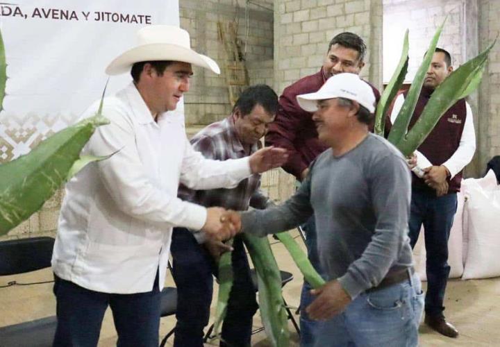 Entrega SADERH apoyos en Huasca y Acatlán.