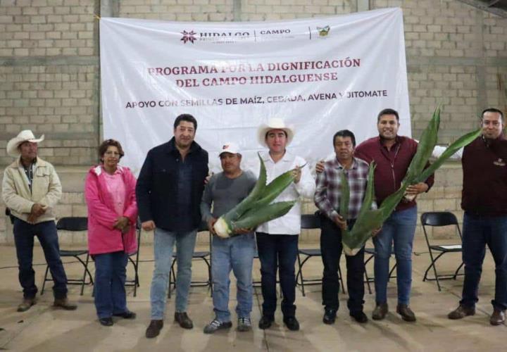 Entrega SADERH apoyos en Huasca y Acatlán.