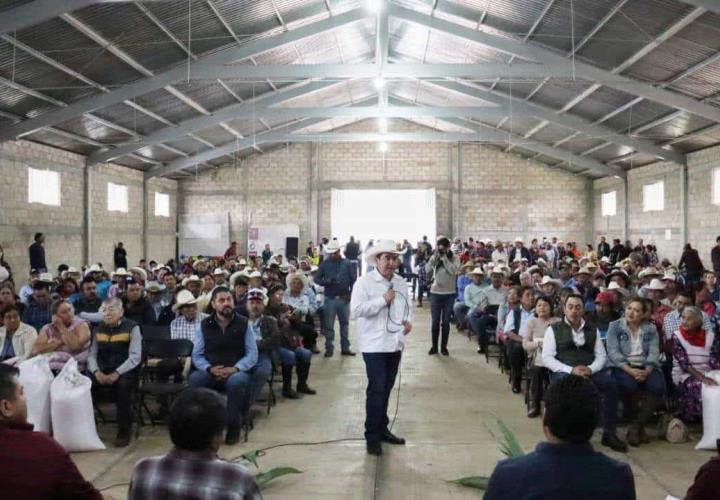 Entrega SADERH apoyos en Huasca y Acatlán.