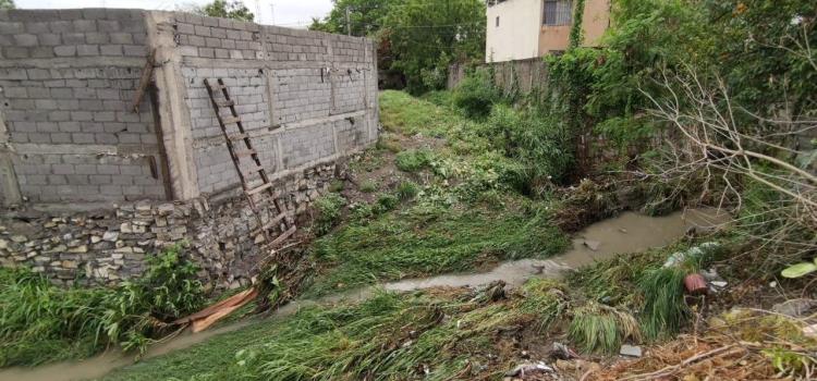 Cayó construcción en lecho de arroyo