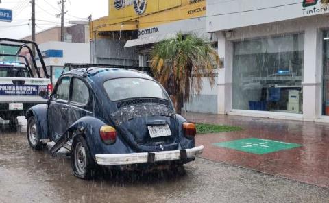 Camioneta chocó contra un “vocho”