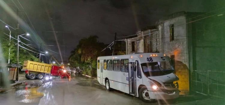 Autobús y camión cayeron a socavón