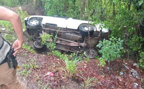 VOLCÓ CAMIONETA POR LAS LLUVIAS