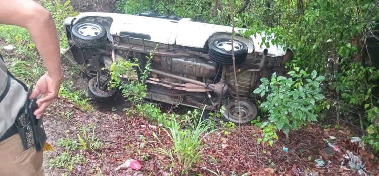 VOLCÓ CAMIONETA POR LAS LLUVIAS