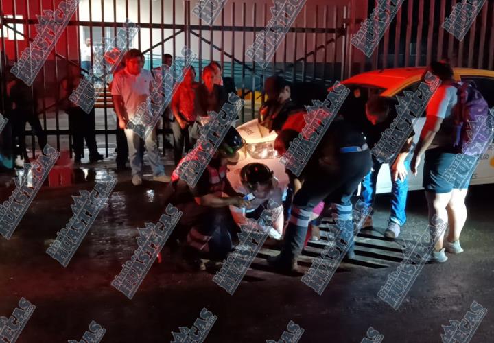 Mujer atrapada en alcantarilla