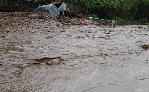 Camioneta fue arrastrada Por la creciente de un rio 
